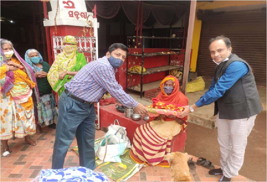 A blanket being handed over near the local market at Bhapur.